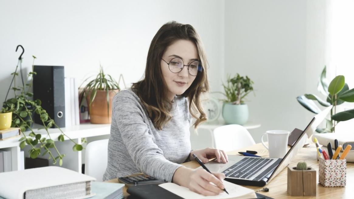 Mentor ayudando a estudiante con consultas SQL complejas