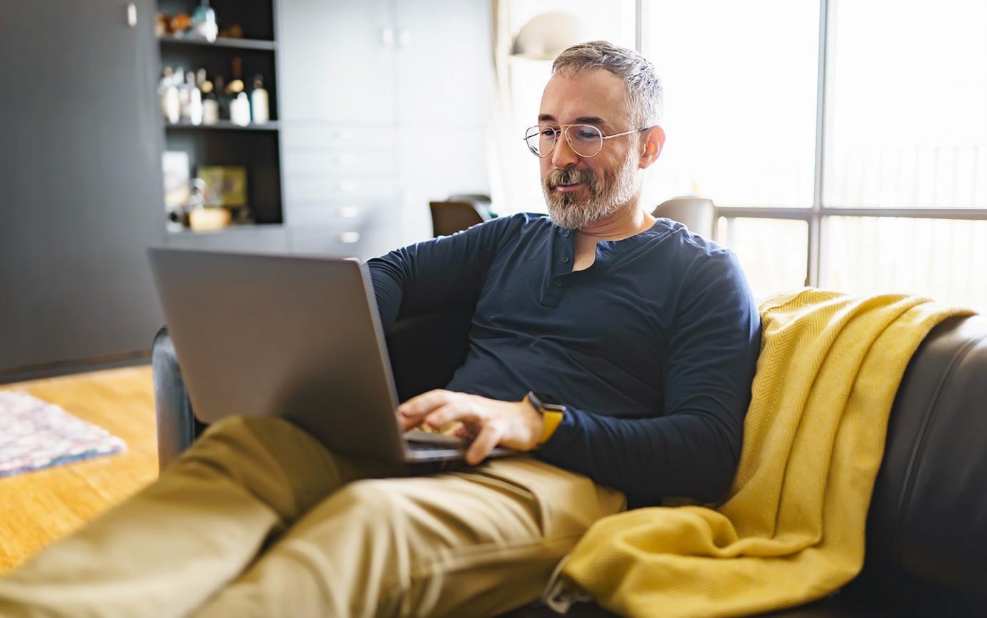 Estudiantes trabajando en consultas SQL en sus ordenadores